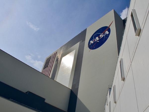 Superkomputer buatan HPE untuk membantu NASA mendaratkan manusia di Bulan