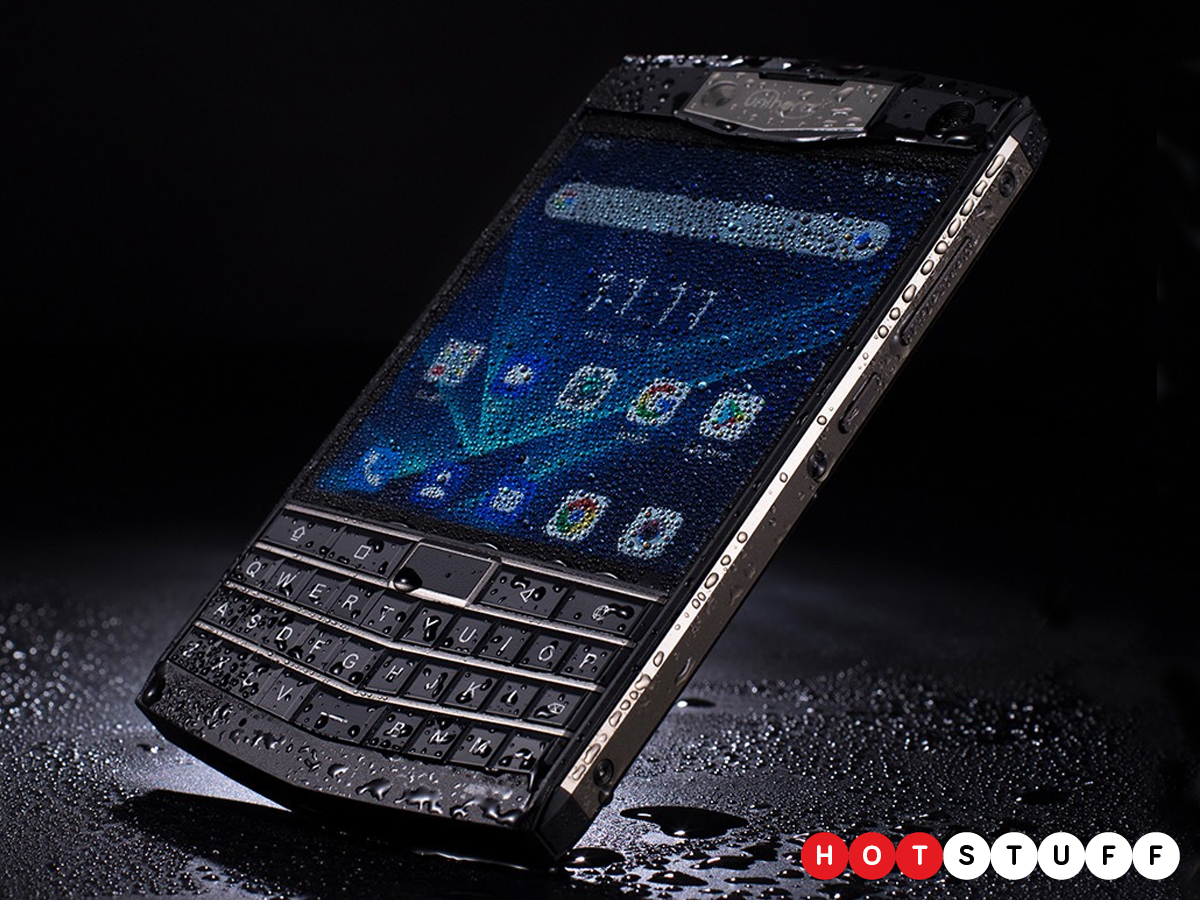 Unihertz Titan tampak seperti kekasih dari sebuah smartphone Android dan BlackBerry Passport