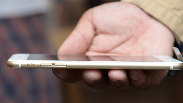 iPhone bending: apakah ponsel baru terlipat di bawah tekanan? | Berita