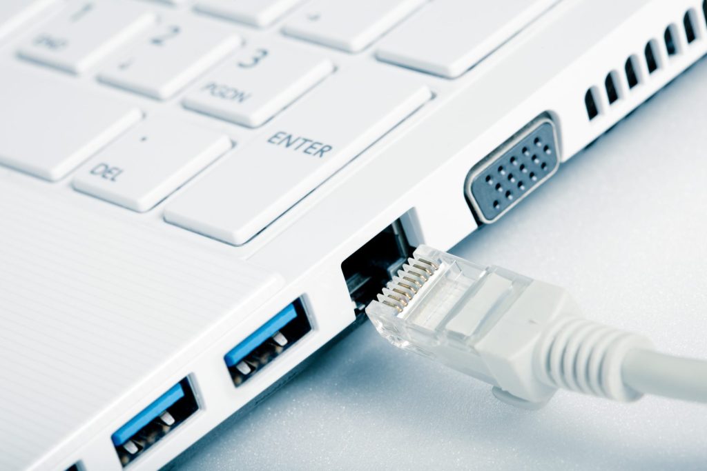 Sebelum melakukan tes kecepatan internet, berhati-hatilah untuk melakukan pengukuran menggunakan koneksi kabel.