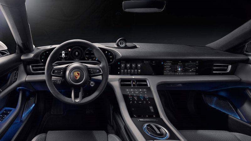 Interior Porsche Taycan EV memiliki banyak layar sentuh dan kontrol suara 1