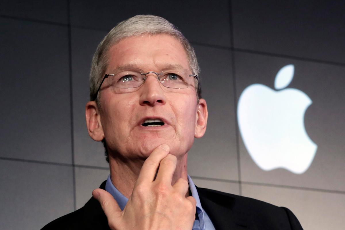 Apple CEO Tim Cook menjatuhkan petunjuk augmented reality MASSIVE saat rumor iPhone 8 berputar