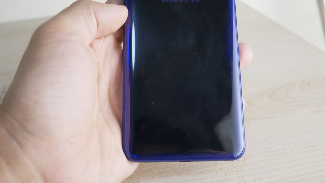 Samsung Galaxy Review A60: Smartphone terbaik dengan layar Infinity-O seharga $ 219