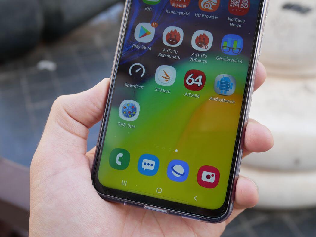 Samsung Galaxy Review A60: Smartphone terbaik dengan layar Infinity-O seharga $ 219