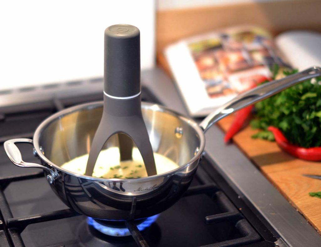 11 gadget dapur pintar yang akan membantu Anda memasak lebih cepat - Uutensil Stirr 01 "aria-dijelaskan oleh =" gallery-15-364717