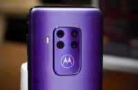 Motorola One Zoom lutar stående position