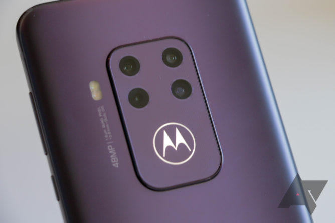 Motorola One Zoom visar verkligen fram med fyra lysande bakkameror och en batwing 1