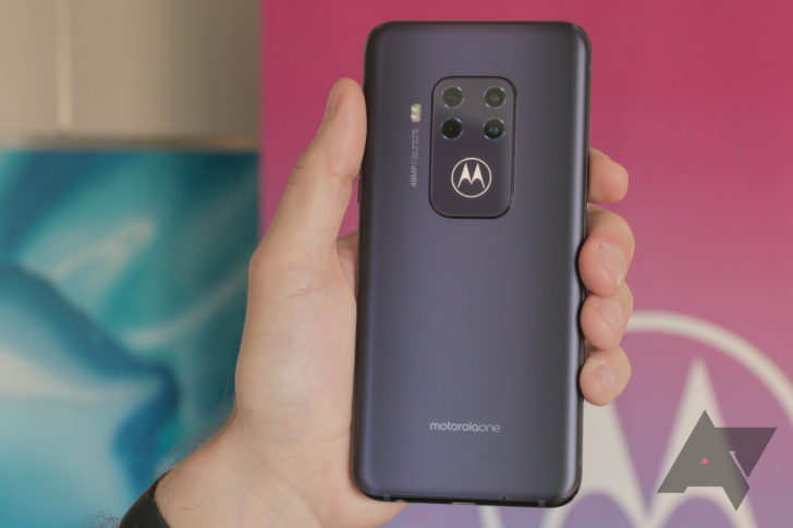 Motorola One Zoom benar-benar pamer dengan empat kamera belakang dan batwing yang bersinar