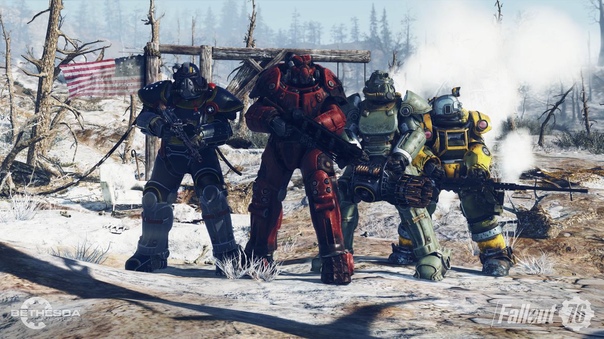 Empat pemain berdiri di Power Armor warna-warni dalam tangkapan layar dari Fallout 76