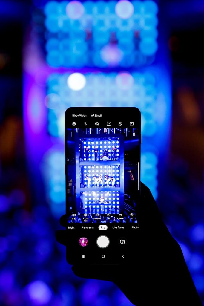 Samsung KX firar officiell lansering med världens första vertikala scenprestanda