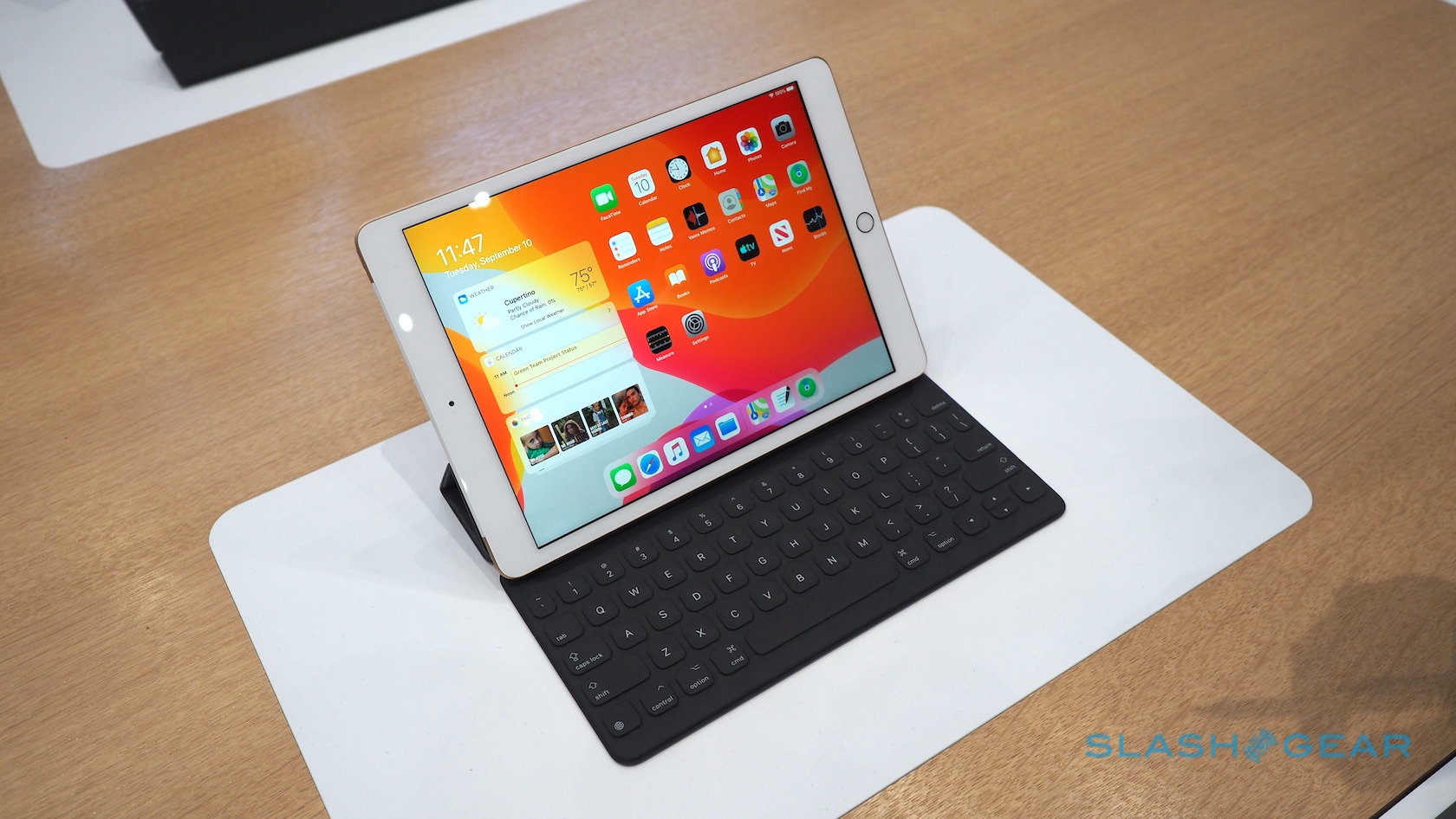 iPad 10.2 langsung: tablet generasi ke-7 meningkat menjadi tantangan Chromebook