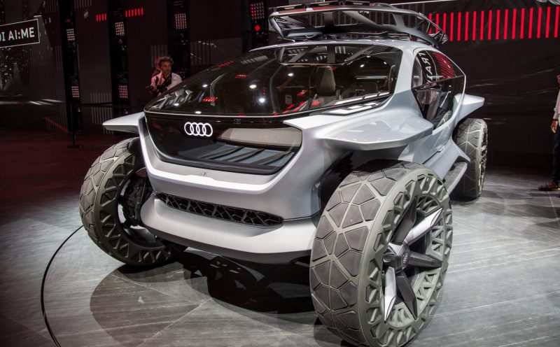 Audi A: Trail är en prototyp av ett nytt elektriskt terrängfordon som använder drönare som strålkastare 1