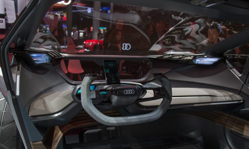 Audi A: Trail är en prototyp av ett nytt elektriskt terrängfordon som använder drönare som strålkastare 2