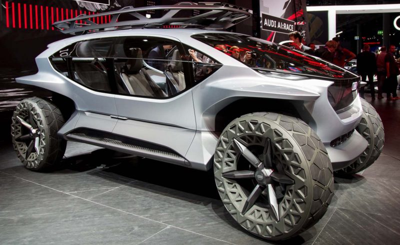 Audi A: Trail adalah prototipe kendaraan listrik semua medan baru, menggunakan drone sebagai lampu depan 3