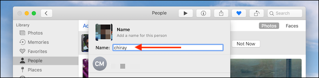 Lägg till ett namn i textrutan i Photos-applikationen på Mac