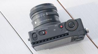 Sigma fp dengan lensa Kontemporer Kontemporer Sigma 45mm f2.8 DG DN yang baru saja diperkenalkan