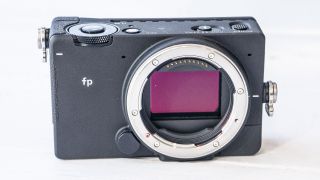 Sigma fp memiliki 24 sensor CMOS full-frame full-frame, kamera 6 megapiksel, dan menggunakan lensa L-mount