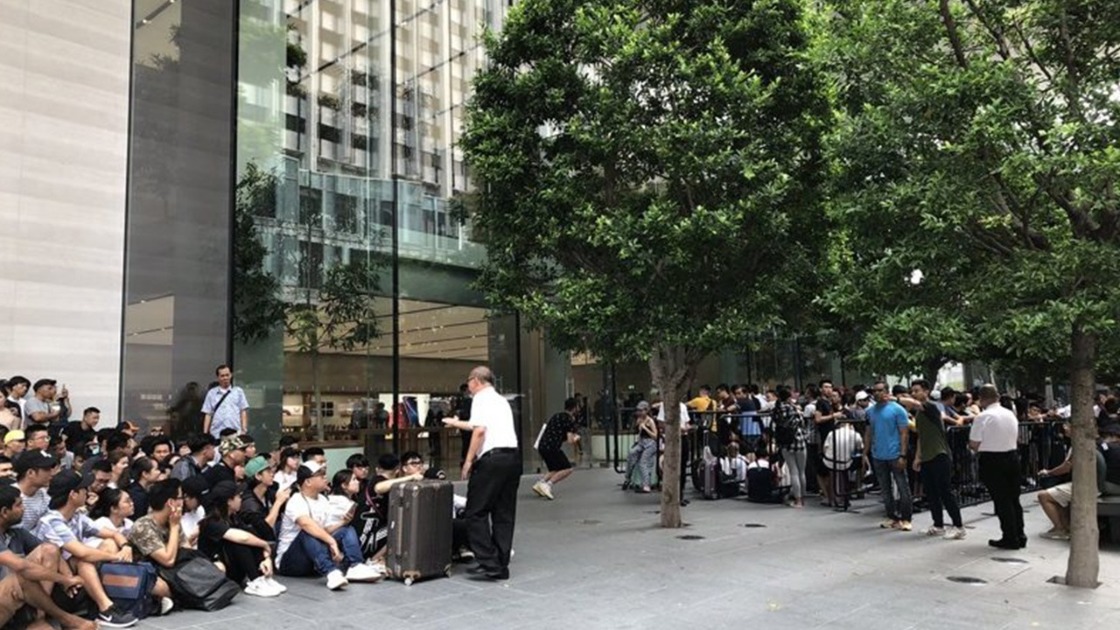 iPhone 11: Orang-orang berbaris di seluruh dunia menunggu telepon baru!
