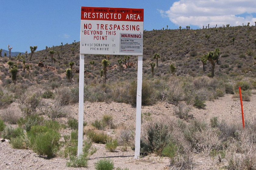Lebih dari 50.000 orang menyaksikan "penyerangan" di Area 51 secara langsung: dari dua juta pengunjung hingga segelintir orang fanatik yang menyamar.