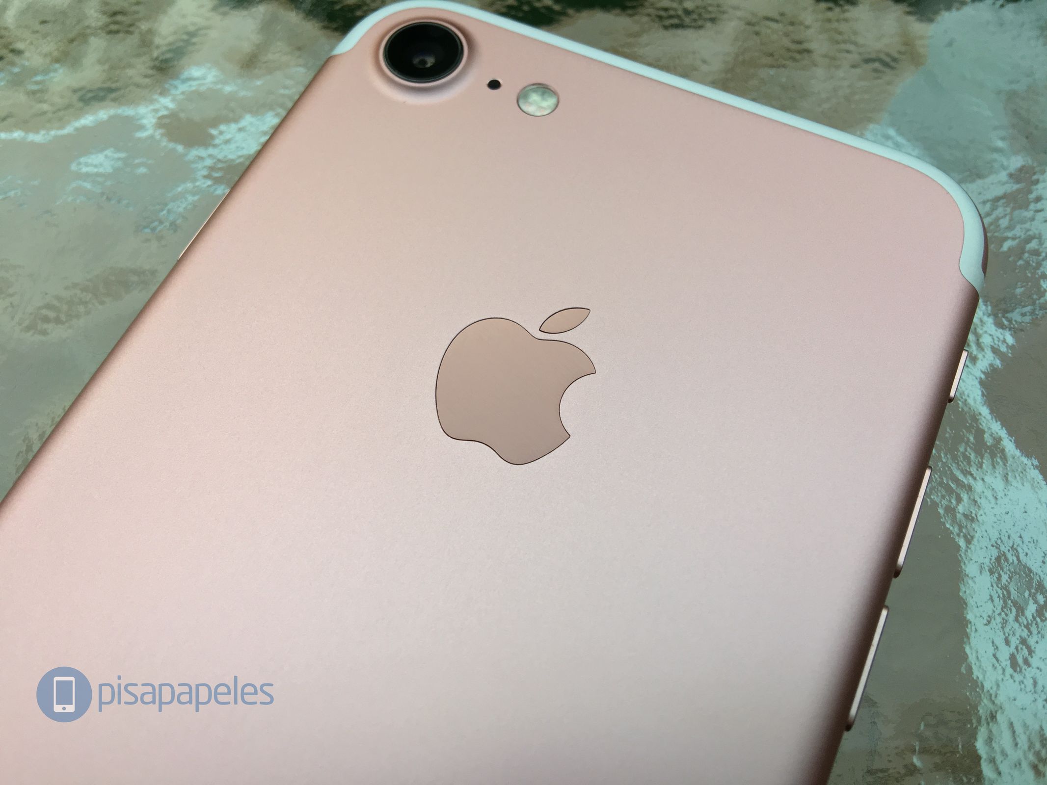 apple-iphone-7-paperweight-net_12 