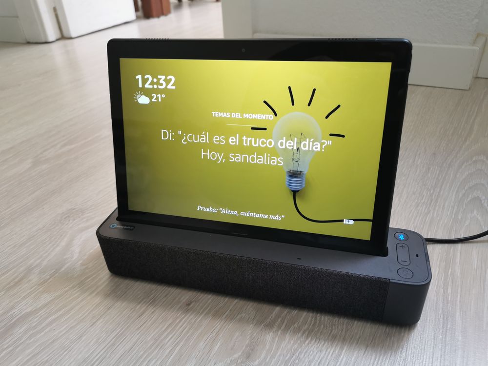 Lenovo Smart Tab P10 dengan basis speaker