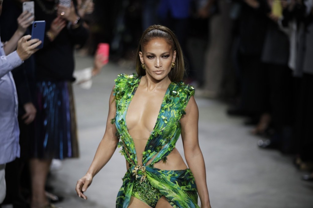 Hampir 20 tahun kemudian, Jennifer Lopez memakai versi baru dari gaun Versace.