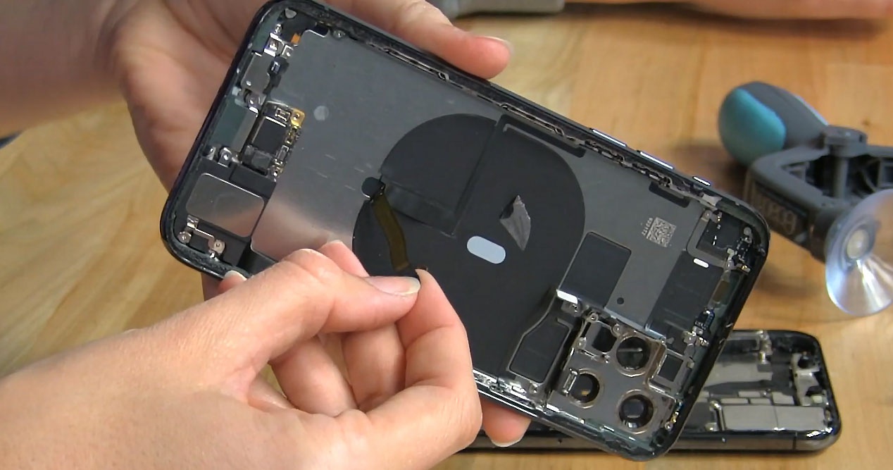 Tampilan meledak iFixit belum berfungsi untuk mengklarifikasi apakah iPhone 11 memiliki pengisian nirkabel reversibel