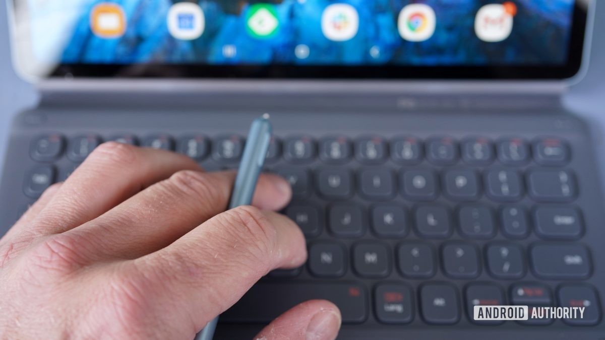 Samsung Galaxy Tab S6 mengulas tangan S Pen keyboard
