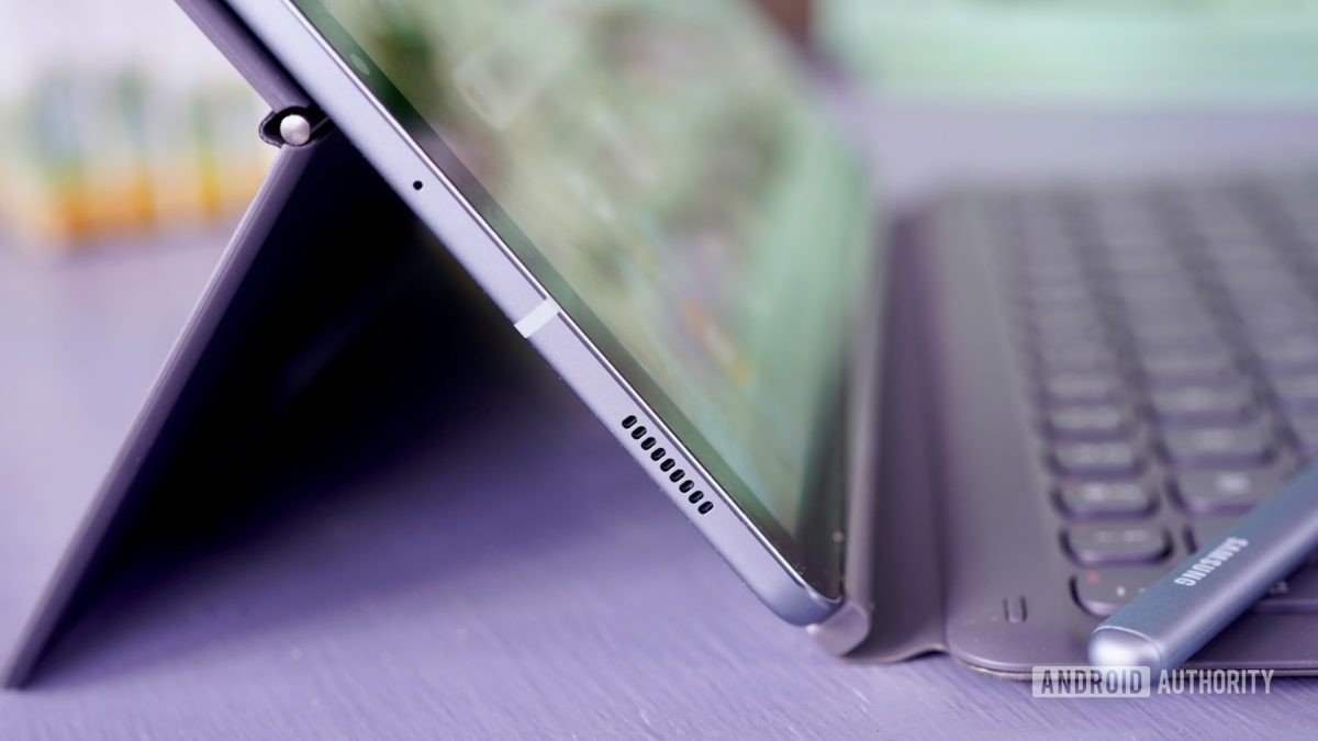 Samsung Galaxy Tab S6 meninjau profil sisi dengan penutup keyboard diperpanjang