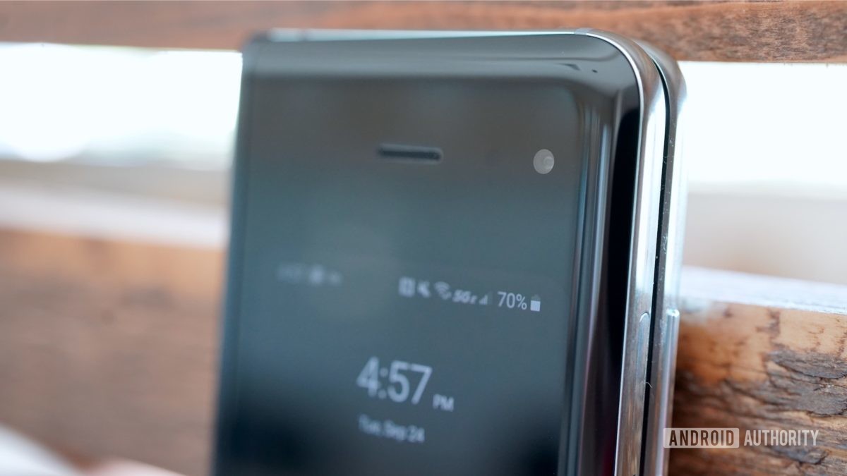 Samsung Galaxy Fold Periksa close-up kamera depan