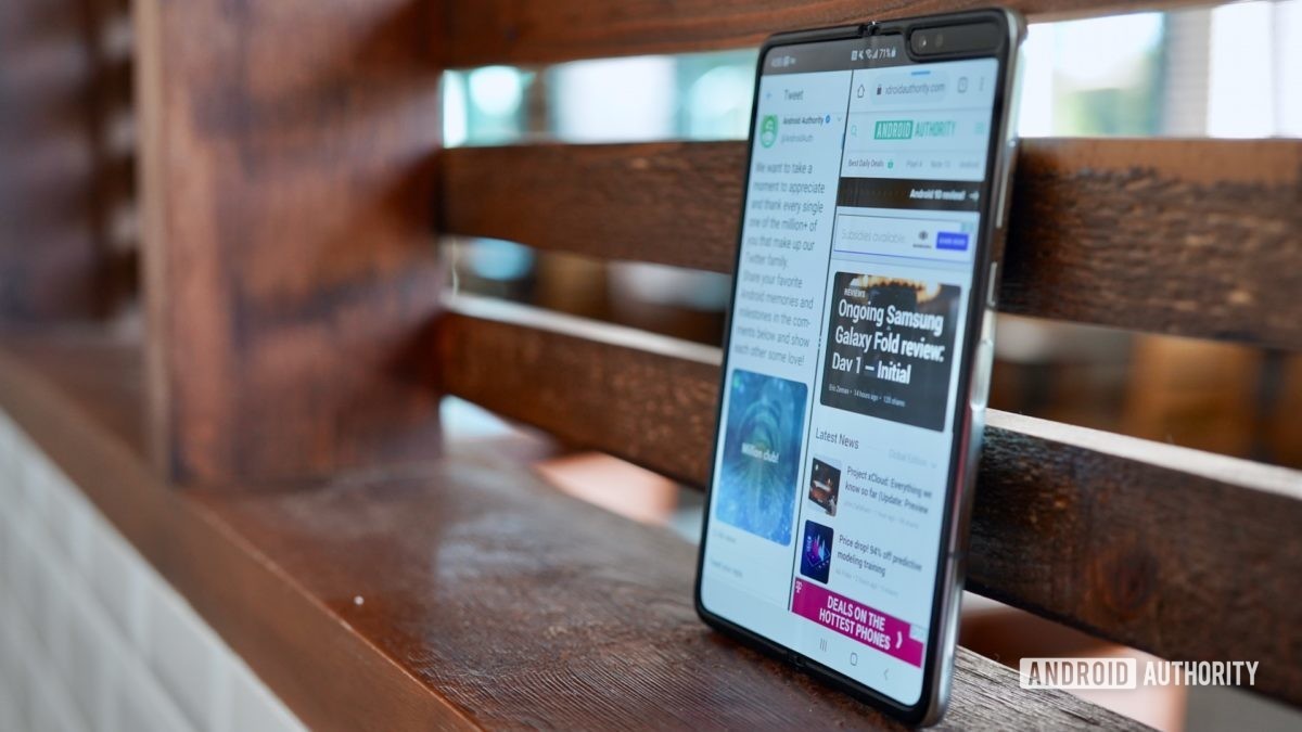 Samsung Galaxy Fold Buka ulasan saat istirahat