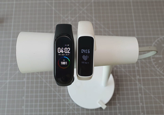 Xiaomi Mi Band 4 vs Samsung Galaxy Fit e: Pelacak Kebugaran Yang Dibangun untuk Anda
