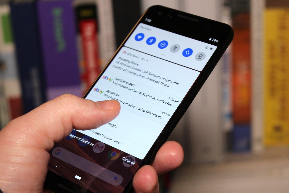 Skärmdump av Google Pixel 3-recensionen - Mobilen är i handen