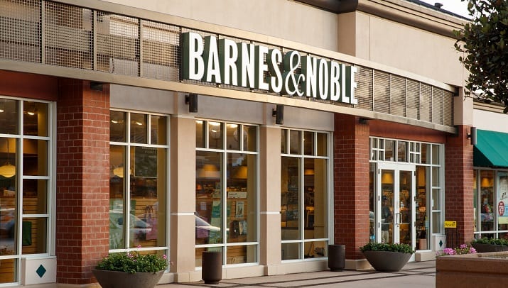 Barnes and Noble membersihkan rumah