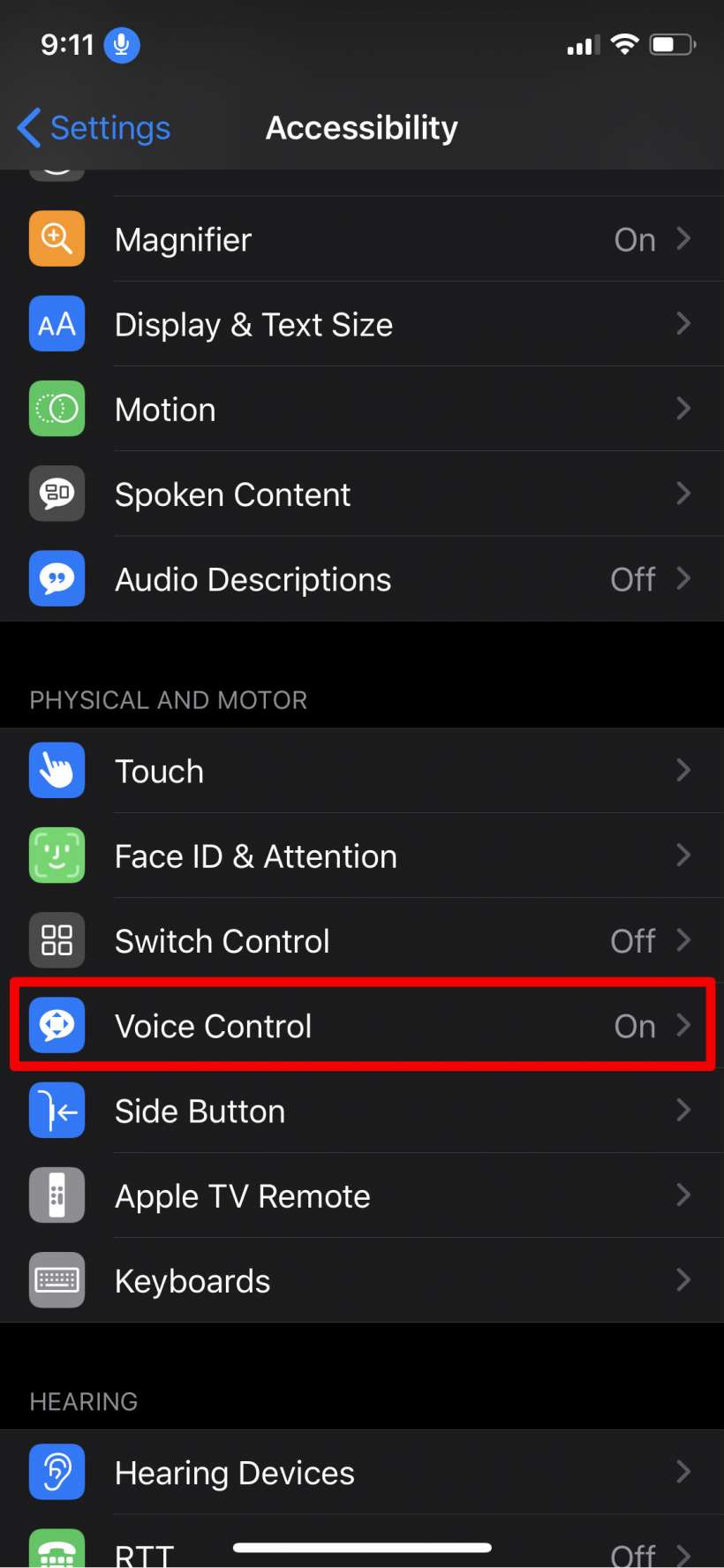 Cara membuat perintah suara khusus untuk aksesibilitas Kontrol Suara di iPhone dan iPad.