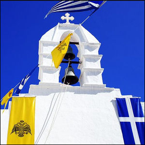 Bangunan putih yang indah dengan bendera Yunani terbang