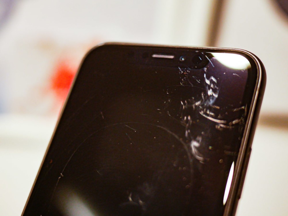 iPhone - layar tergores oleh lensa iPhone lain