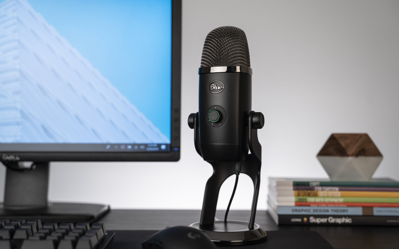 Mikrofon Blue Yeti X menampilkan pengukuran LED waktu nyata dan tombol pintar