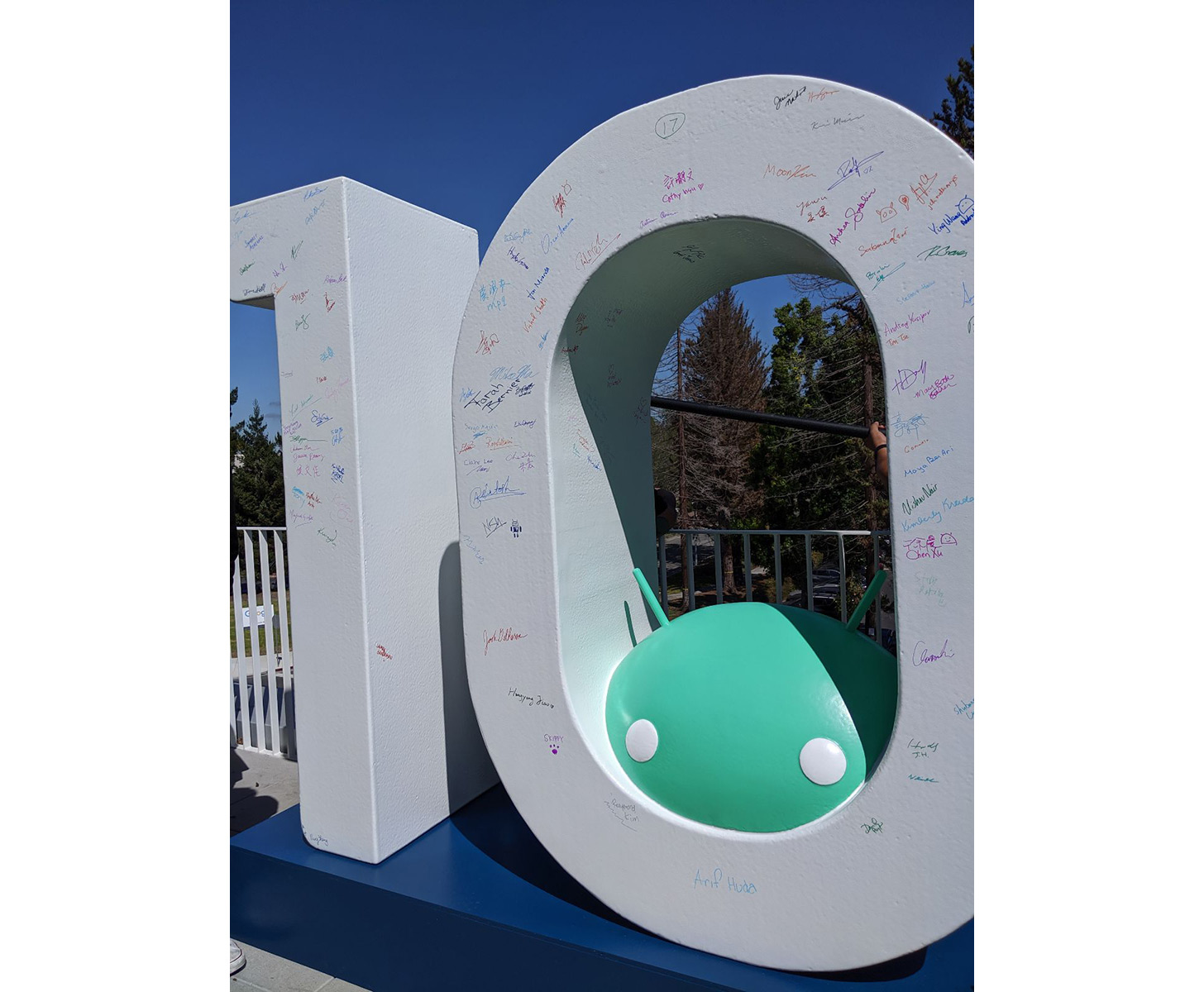 Patung Android 10 ditambahkan ke kampus Google