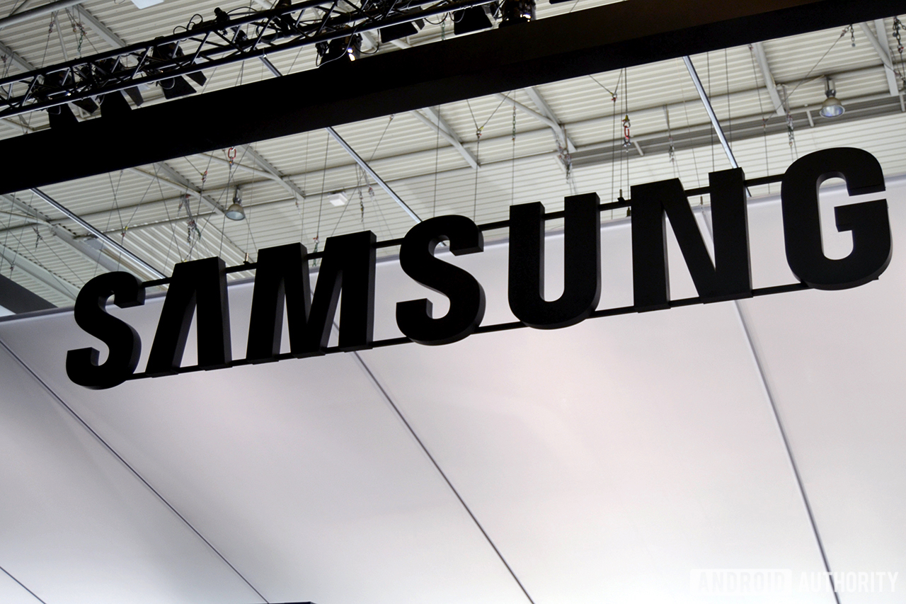 Samsung Galaxy S10 Plus tampak difilter dalam gambar asli