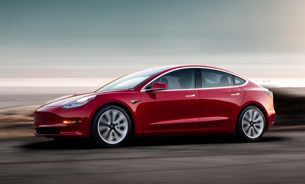 Tesla Model 3 menghindari penindasan polisi yang melewati lampu merah (video)