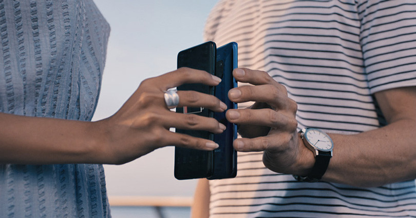  Membalikkan pengisian nirkabel memungkinkan Anda menambah ponsel orang lain hanya dengan menyentuh ponsel Anda