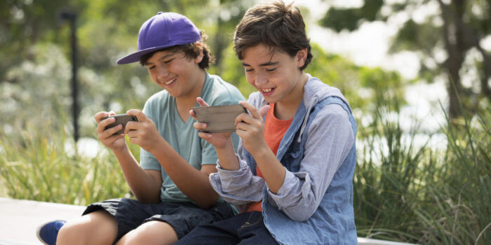 Tonåringar använder smarta telefoner