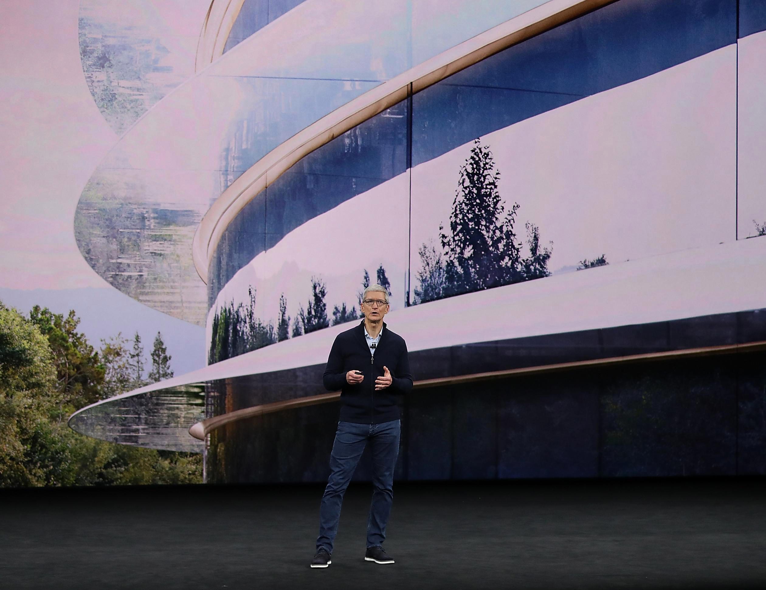   Apples VD Tim Cook pratade om den nya campusbakgrunden på iPhone-samtalet