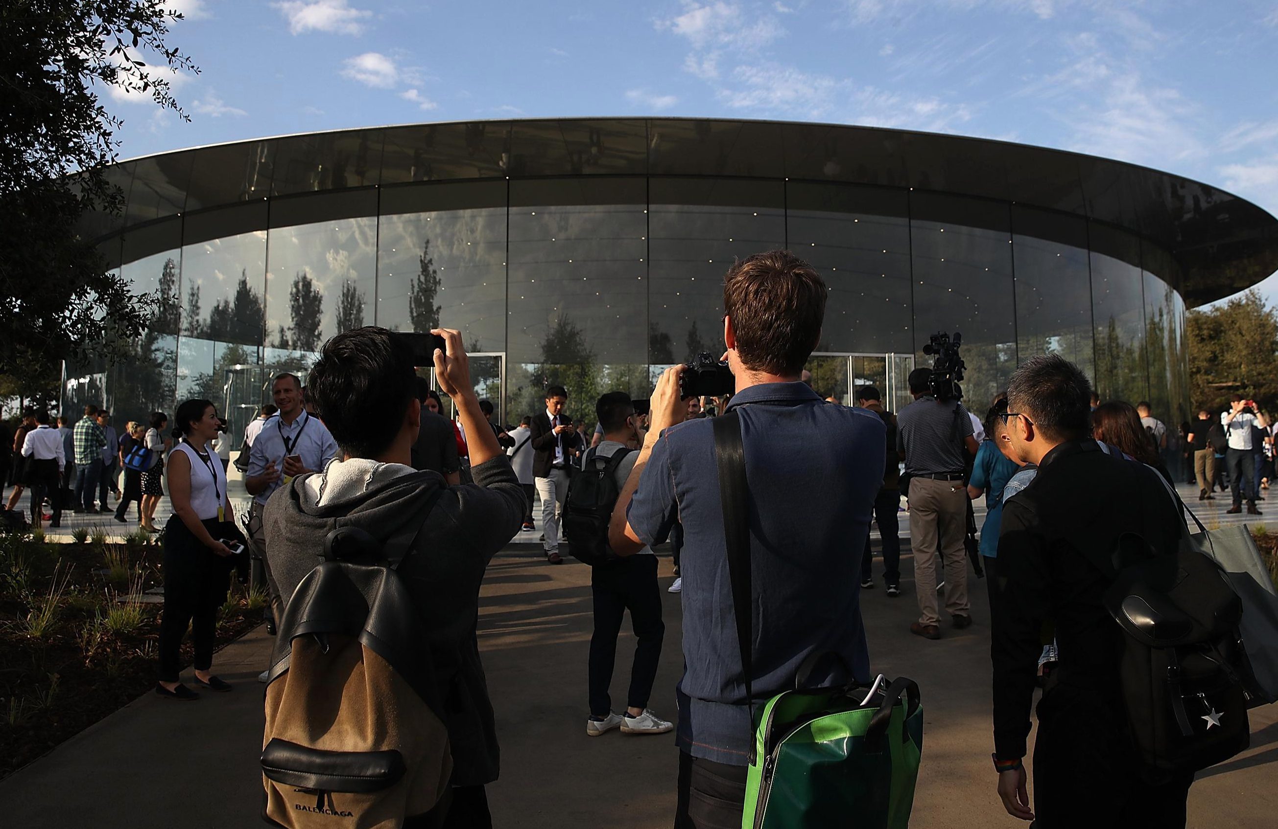                                 Den första möjligheten att se den nya stora Apple Campus Park genererar mycket spänning förutom att använda en iPhone