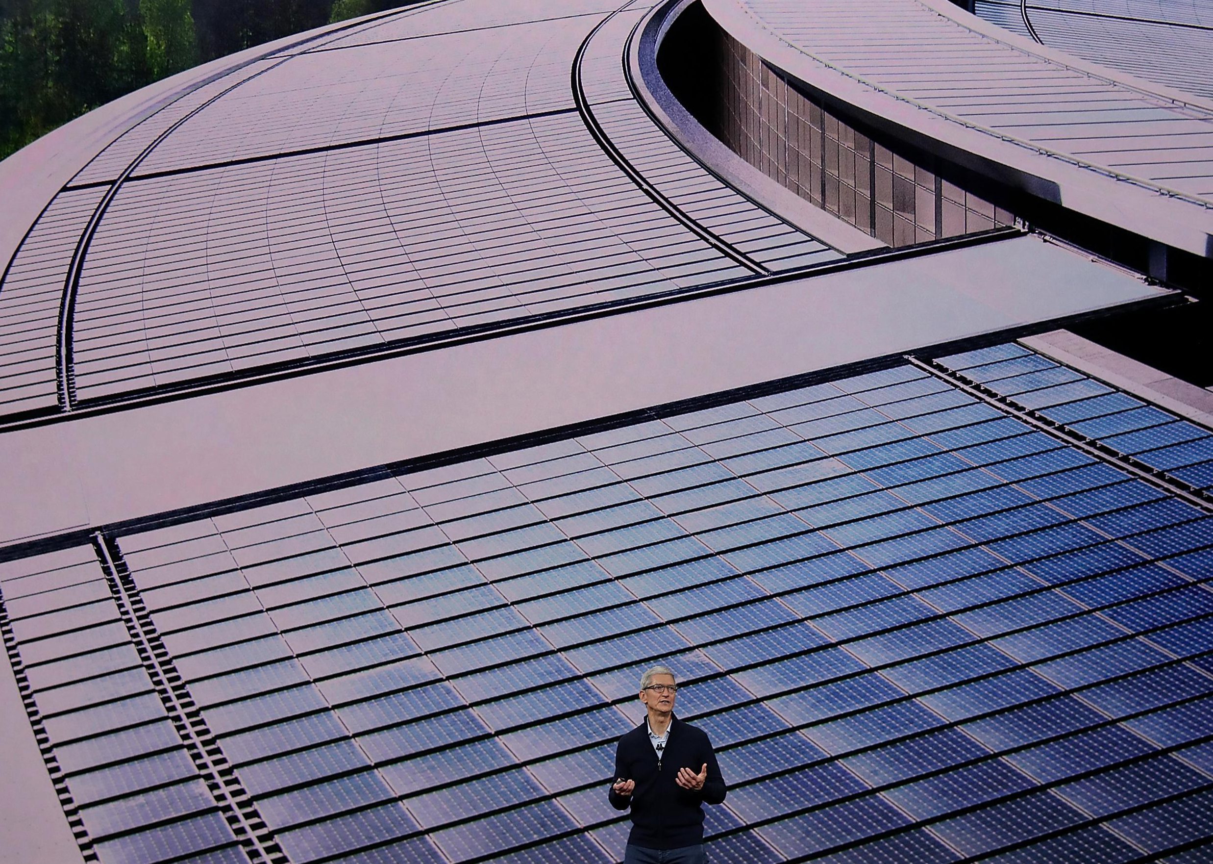   Apples VD Tim Cook förklarade hur webbplatsen drivs med 100% förnybar energi, inklusive 17 megawatt solenergi på taket