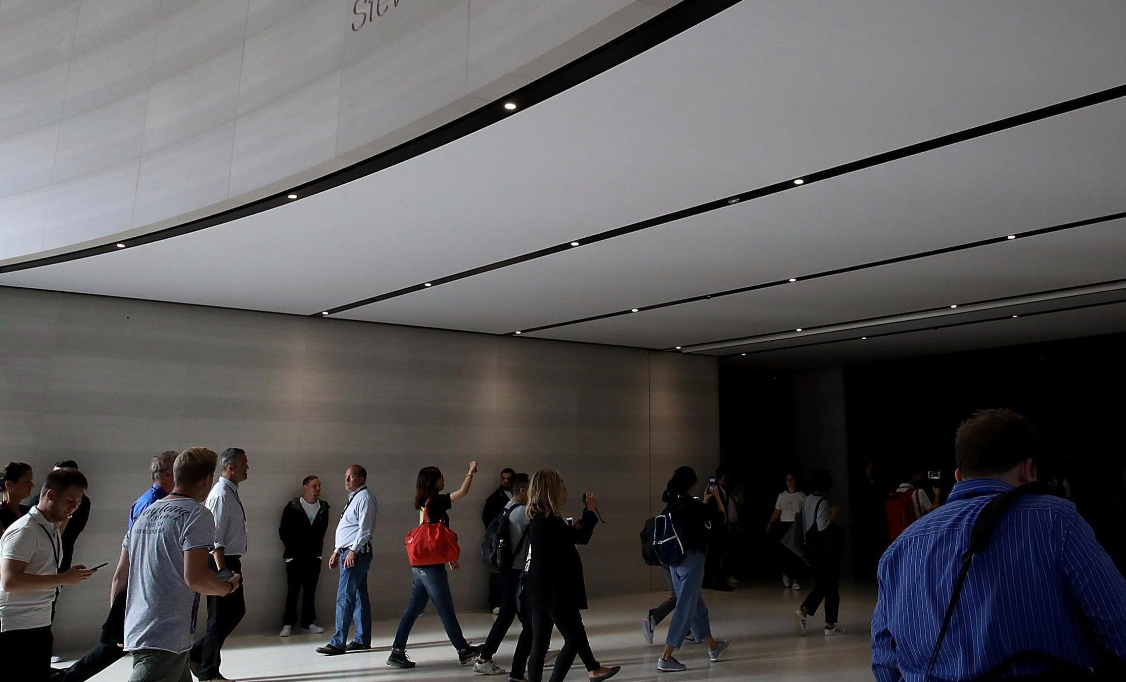                                 Fans fick en ny rundtur i Apple Buildings-byggnaden