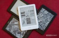 Amazon Kindle  2019 ditempatkan di atas kindle yang lebih tua