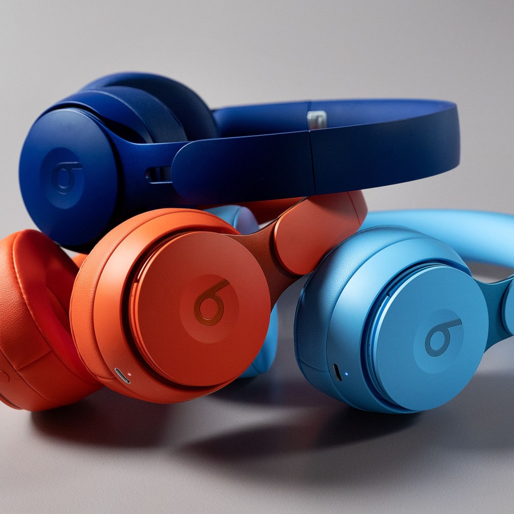 Solo Pro tersedia dalam tiga warna: biru tua, merah, biru muda, gading, hitam dan abu-abu. Merah, biru tua dan biru muda adalah bagian dari koleksi spesial "More Matte Collection by Pharrell", oleh penyanyi Pharrell Williams