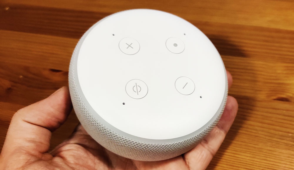 Loudspeaker Amazon Echo Dot di tangan